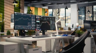 Borsa faaliyetlerini analitik araçlarla takip eden finans uzmanlarının kullandığı ekranlarda ticaret platformu. Bilgisayarda fiyat grafikleri arayüzü olan komisyon şirketi ofisi