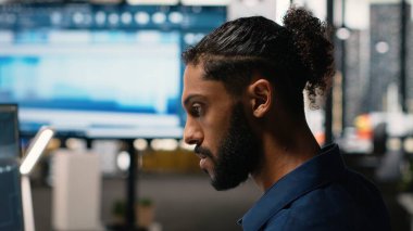 Ortadoğulu adam kentsel yeniden yapılanma projesi için yapay zeka sinir ağları, büyük veriler ve mimari tasarımı modernize eden gelişmiş analitikler kullanıyor. Sürdürülebilir konut.