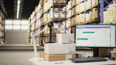 Boş rafları ve açık malzeme odaları olan, perakende ürün yönetimi ve ekspres teslimat için optimize edilmiş geniş, organize bir depo. Kargo dağıtımı için lojistik merkezi ideal.