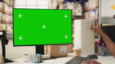 Kadın depo katibi, perakende sektörü için büyük işletmeler üzerinde çalışan fotokopi alanındaki sevkiyat protokolleriyle ilgileniyor. Depo raflardaki karton kutularla dolu. Kamera B.