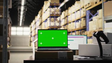 Dizüstü bilgisayarında kopyalama alanı olan endüstriyel büyük bir depo, büyük rafları olan bir depo, barkod tarayıcı ve paket izleme yazılımı. Sipariş tamamlama e-ticaret sevkiyatı.