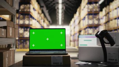 Boş lojistik merkez odası, dizüstü bilgisayarda izole edilmiş ekran, sanayi bölgesinde rafları ve rafları olan büyük işletme perakende işlemleri. Tatmin merkezi e-ticaret.