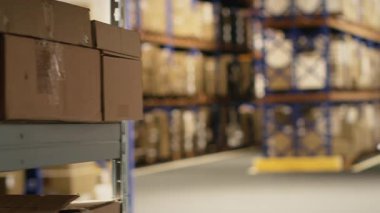 Ambalaj ve kargo takibi için geniş bir alanı olan depo, izleme yazılımı, büyük ölçekli lojistiği destekleyen temiz ortam, e-ticaret nakliyesi ve AWB işlemesi,