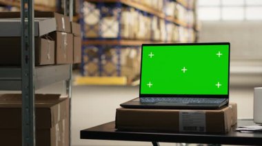 Bilgisayarında kopya alanı olan sanayi deposu, sipariş tamamlama hazırlıkları için ithal ihracat alanı. Büyük ölçekli e-ticaret sevkiyat süreci.