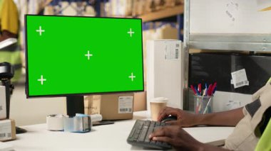 Adam dağıtım faaliyetlerini ve bilgisayar modellemelerini denetliyor, e-ticaret endüstrisi için büyük ölçekli endüstriyel operasyonlarda çalışıyor. Raflarda kutular olan bir depo. Kamera B.