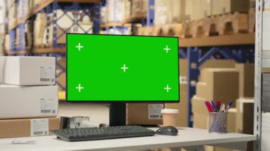 Boş depo bilgisayar monitöründe, lojistik, izleme yazılımı ya da e-ticaret panelleri için ideal. Sıralama işlemleri için raflar, raflar ve kutularla çevrili.