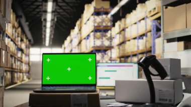 Büyük işletme perakende operasyonlarında kullanılan dizüstü bilgisayarında boş dağıtım deposu, malzeme depolamak için rafları ve rafları olan sanayi bölgesi. Tatmin merkezi e-ticaret.