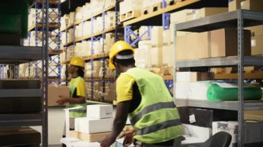 Depo çalışanı envanterde kaydedilecek nakliye etiketlerini tarıyor, depo yönetim sistemindeki kayıtları güncelliyor. Sanayi bölgesinde e-ticaret dağıtım operasyonları. Kamera A.