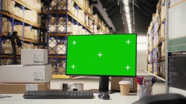 Boş depo bilgisayar monitöründe, lojistik, izleme yazılımı ya da e-ticaret panelleri için ideal. Sıralama işlemleri için raflar, raflar ve kutularla çevrili.