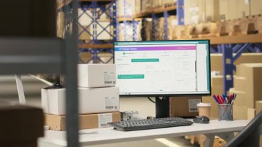 Endüstriyel rafları ve büyük ölçekli e-ticaret faaliyetleri için paketlerle dolu rafları olan boş depolama merkezi. Hızlı dağıtım, ürün paketleme ve sipariş işleme için tasarlanmış alan.