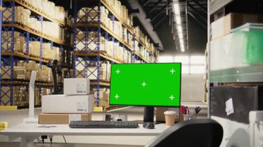 Büyük ölçekli günlük operasyonlar için kullanılan yeşil ekranlı boş nakliye tesisi, rafları ve rafları malzeme depolamak için kullanılan endüstriyel depo. Tatmin merkezi dağıtım merkezi, e-ticaret.