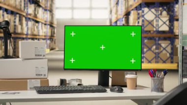 Bilgisayarında sahte kroma anahtarı olan endüstri deposu, raflarda yer alan, barkod tarayıcıları ve sipariş tamamlamak için ambalaj malzemeleri. Büyük ölçekli e-ticaret sevkiyatı.