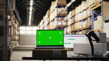 Çalışma istasyonunda izole edilmiş fotokopi cihazı olan boş depo odası, dijital arayüz modellemeleri için hazırlandı. Lojistik merkezi ortamı raflarda veya raflarda büyük paketler içerir.