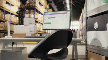 Büyük ölçekli e-ticaret operasyonları için paketlerle dolu büyük sanayi ambarları olan boş dağıtım merkezi. Hızlı dağıtım, ürün paketleme ve sipariş işleme için tasarlanmış alan.