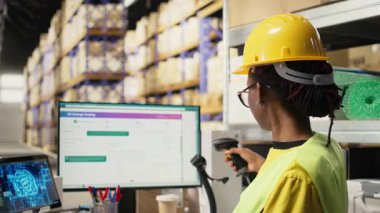 Kadın sipariş işleme otomasyonu için yapay zeka yazılımı kullanıyor, gelişmiş sinirsel ağlar bulut hesaplama sistemi ambarda raflı bir bilgisayarla paket izleme garantisi veriyor. Kamera A.