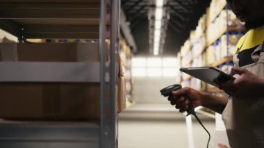 Delikanlı, barkod etiketlerinde tarayıcı kullanıyor. Organize raf, paket etiketleri ve güzergah planlaması verimli dağıtım ve sevkiyat desteği. Lojistik merkezi. Kamera A.