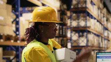 Müsteriler için güzergah bilgisi içeren paket izleme yazılımını güncelleyen, ekspres teslimat için e-ticaret siparişlerini denetleyen tatmin merkezi personeli. Sevkiyat koordinasyonu. Kamera B.