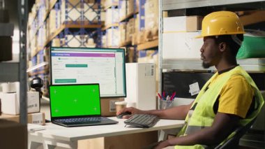 E-ticaret işçisi sistemde fotokopi alanı ile hava yolu faturalarını kaydediyor, paket izleme servisi için nakliye etiketleri verilerini kullanıyor. Depoda raflı yeşil ekran kullanıyor. Kamera B.