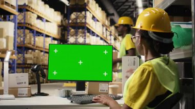 Kadın depo katibi, perakende sektörü için büyük işletmeler üzerinde çalışan fotokopi alanındaki sevkiyat protokolleriyle ilgileniyor. Depo raflardaki karton kutularla dolu. Kamera A.