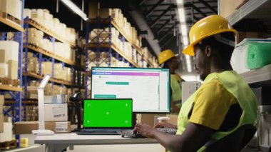 E-ticaret işçisi sistemde fotokopi alanı ile hava yolu faturalarını kaydediyor, paket izleme servisi için nakliye etiketleri verilerini kullanıyor. Depoda raflı yeşil ekran kullanıyor. Kamera A.