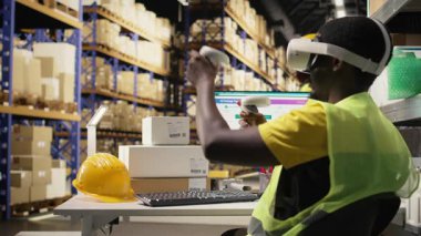 Siyah personel 3 boyutlu simülasyon için VR gözlük kullanıyor. Yapay zeka, sıralama ve envanter kontrolü ile destekleniyor. Sevkiyat için paket takibi. Kamera A.