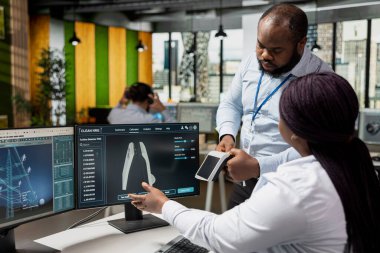 Yenilikçi sürdürülebilirlik projeleri üzerinde çalışan yeşil teknoloji mühendislik ekibi, güneş enerjisi ürünlerini gelişmiş elektrik şebekesi çözümleriyle birleştirerek,.