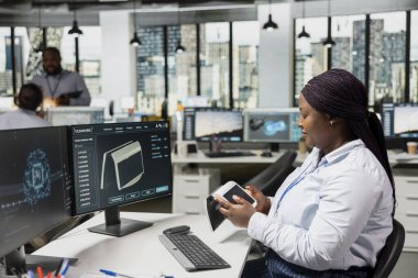 Ürün tasarımcısı, sürdürülebilir enerji güneş enerjisi projesinde çalışmak için yapay zeka kullanıyor. Yeşil teknoloji mühendisi yapay zeka öğrenme asistanı kullanarak güneş aygıtı prototipi tasarladı