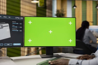 Ofisteki ürün tasarımcısını kompakt güneş aygıtı yapmak için yeşil ekran modelleme bilgisayarı kullanarak kapat. Mühendis güneş aygıtı prototipi tasarlamak ve karbon ayak izini azaltmak için krom anahtar bilgisayar kullanıyor.