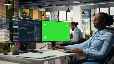 Sermaye analisti, üç aylık kazançları gözden geçirmek ve borsa performansını değerlendirmek için izole ekran bilgisayarı kullanıyor. Tüccar yatırımları geliştirmek için krom anahtar PC kullanarak finansal analiz yürütüyor