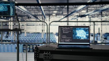 Endüstriyel veri merkezindeki bilgisayardaki yapay zeka teknolojisi internet hizmetlerine yardım ediyor. Dijital depolama sistemleri için kurulmuş sunucu çiftliğindeki dizüstü bilgisayarda çalışan yapay zeka kodlama betiği
