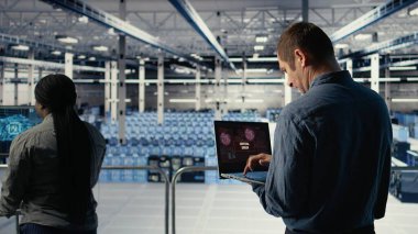 Sunucu merkezi programcısı, altyapının yavaşlamasına neden olan hatalar hakkında uyarı mesajıyla uyarıldı. Veri merkezi bilişim uzmanı, yazılım hataları, kamera A 'nın neden olduğu düşük donanım performansı hakkında sistem açılışını gördü