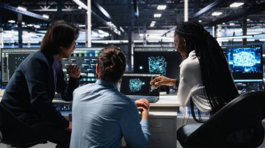 Sunucu odası bilgisayar bilimcileri altyapı teşhislerini incelemek için yapay zekayı kullanıyor. Veri merkezinde birlikte çalışan bilişim uzmanları yapay zeka teknolojisi ve kamera A kullanarak performans verilerini analiz ediyorlar.