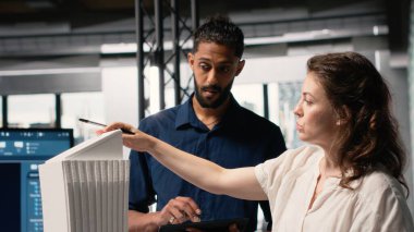 Çok ırklı emlak ekibi, mülkün imar yönetmeliklerine uygun olarak 3D modeller ve mimari yazılımın yer aldığı bir konut projesini değerlendiriyor. Planlar ve şehir planlama araçları.