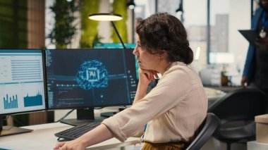 Veri paylaşımı ve birlikte çalışma alanında optimizasyon modelleri sinerjisi kullanılarak, kadın çalışanın verimlilik tanıma için yapay zeka entegrasyonu başarısından memnun olması. İlerleme refahı. Kamera B.