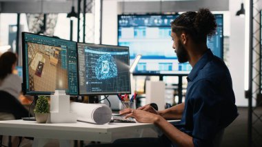 Planları ve mülkiyet planlarını analiz etmek için makine öğrenimi, bilişsel hesaplama ve sibernetik kullanan bir şirket ofisinde gayrimenkul geliştiricisi. Yerli ve ticari yatırımlar.