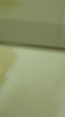 Sıfır emisyon emisyon otomobilinin giriş kapağını açan kişinin dikey videosu Extreme park halindeyken şarj etmek için kapatıldı. Sürücü şarj edilebilir şarj edilebilir yeşil teknoloji elektrikli araç ile donatılmış