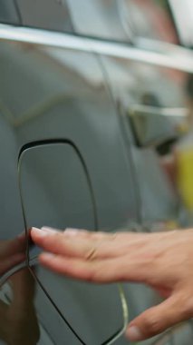 Dik görüntü, emisyonsuz elektrikli otomobili şarj etmek için araç giriş portunu kapatır. EV aracının şarj edilebilir portuna elektrik kablosu ekleniyor