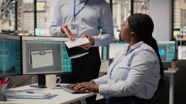 Çalışanlar konuşuyor, gelişmiş güneş pili teknolojisi alternatif enerji cihazını değerlendiriyor. Ar-Ge ofis çalışanları güneş paneli lambası prototipini test ediyor, maksimum güç seviyelerini kontrol ediyor, kamera B