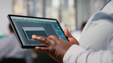 Ar-Ge çalışanlarının kapatılması dokunmatik ekranlı cihaz kullanarak eko solar cihaz prototipi yaratıyor. Alternatif enerji teknolojisiyle güneş enerjili cihaz tasarımı yapmak için tablet kullanan mühendis