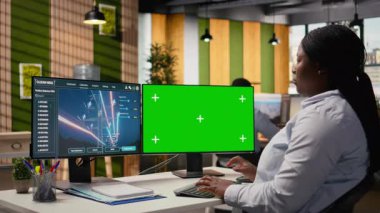 Enerji denetimi için yeşil ekrandaki elektrik şebekesi altyapı verilerini kullanan bir mühendis. Ar-Ge uzmanları iletim kulesi analizlerine bakar kroma anahtar bilgisayarı, kamera A