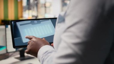 Alternatif enerji teknolojisiyle güneş enerjili cihaz tasarımı yapmak için tablet kullanan teknisyenleri kapatın. Ar-Ge çalışanı dokunmatik ekran aygıtı kullanır, eko solar cihaz prototipi, kamera A