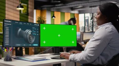Kadın teknisyen, rüzgar türbinlerinin karbon ayak izini azaltmak için izole ekran bilgisayarında CAD aracı kullanıyor. Ar-Ge ofisindeki kadın çevre dostu yel değirmeni parçalarını modelleme bilgisayarı, kamera A 'da güncelliyor.