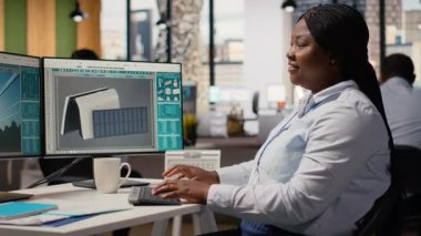 Ofisteki mühendis gelişmiş malzemeler ve tasarımlar kullanarak yenilikçi güneş enerjili cihazlar geliştiriyor. Çevre koruma verimliliğini arttırmak için güneş enerjisi üreten Ar-Ge uzmanı, kamera B