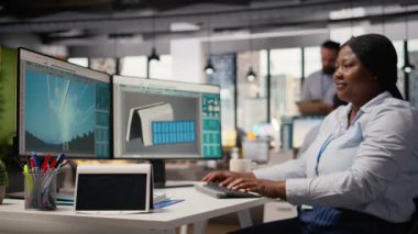 Yeşil enerji teknolojisi üzerinde çalışan mühendis tarafından tasarlanan Ar-Ge işyerindeki güneş enerjili cihazın kapatılması. Güneş aygıtı prototipi, ürün tasarımcısı kamera A tarafından oluşturulan mühendislik masasında.