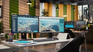 Araştırma ve geliştirme ofisindeki bilgisayar ekranlarında gelecekteki yel değirmeni prototip simülasyonu. Yeni nesil dikey rüzgar türbini planı CAD yazılımı, sürdürülebilir teknoloji yenilik kavramı