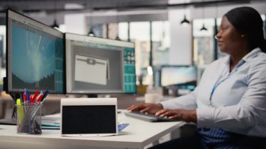 Gelişmiş materyal ve tasarım kullanarak çalışan teknisyenler tarafından geliştirilen güneş enerjili cihazı kapat. Çevre koruma verimliliğini arttırmak için Ar-Ge çalışanı tarafından oluşturulan güneş cihazı, kamera A