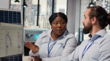 Ar-Ge departmanı iş arkadaşları sürdürülebilir güneş paneli üretimini optimize ederek yeşil enerji yeniliği üzerinde çalışıyorlar. Takım çalışması alternatif enerji uzmanları güneş üretimi, kamera B 'yi geliştirdiler