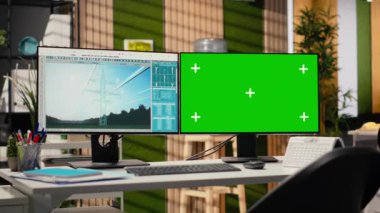 Elektrik hattı CAD tasarımı, dijital altyapı planlaması için kullanılan ofisteki izole ekran bilgisayarında görüntülendi. Aktarım kulesi sistem optimizasyonu için kullanılan krom anahtar bilgisayardaki yazılım