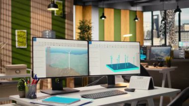 Araştırma ve geliştirme ofisindeki bilgisayar ekranlarında rüzgar türbini simülasyonu. Yenilenebilir enerji mühendisliğini ve sürdürülebilir teknoloji yeniliğini destekleyen bilgisayar monitörleri üzerindeki CAD yazılımı