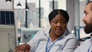 Araştırma ve geliştirme ofisindeki iş arkadaşları, sürdürülebilir güneş paneli montajı için üretim hatlarını yükseltmek için CAD programını kullanıyorlar. Mühendislerden oluşan bir ekip, güneş pillerini çevre dostu yapmak için simülasyon çalıştırıyor, kamera B